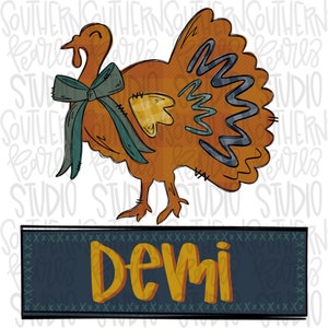Puede incluir: Un pavo de dibujos animados con un lazo azul y un patrón de cuadros en la espalda. El pavo es marrón y tiene una cola con un patrón azul y blanco. El texto "Demi" está escrito en amarillo sobre un fondo azul con un borde verde.