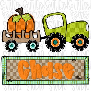 Puede incluir: Un tractor de juguete verde con un patrón a cuadros tira de un vagón que lleva una calabaza naranja. El vagón tiene ruedas marrones y un marco de madera marrón. Debajo del tractor y el vagón hay un letrero a cuadros azul y verde con la palabra "Chase" en letras naranjas.