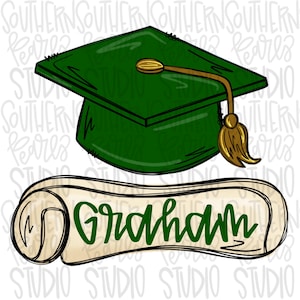 Puede incluir: Una gorra de graduación verde con borla dorada y un pergamino con el nombre "Graham" en escritura verde. Ilustración digital ideal para productos temáticos de graduación.