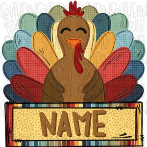 Puede incluir: Una ilustración de un pavo marrón con una cola en abanico colorida con plumas estampadas en rojo, azul, amarillo y verde. El pavo tiene una carúncula roja y los ojos cerrados. Debajo del pavo hay un letrero rectangular con la palabra NAME.