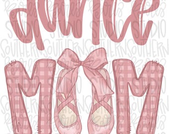Peut inclure: Un motif graphique présentant le mot dance en police cursive rose poudré au-dessus du mot MOM en motif vichy rose poudré. Entre les lettres M et O, une paire de chaussons de danse rose clair est nouée avec un grand nœud.