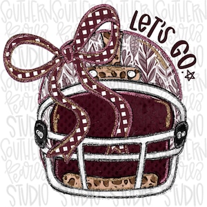 Könnte beinhalten: Illustration eines weinroten und weißen American-Football-Helms mit einer dekorativen Schleife. Der Helm hat ein weißes Gesichtsgitter und die Worte "Let's Go" in Weinrot. Die Schleife ist weinrot und weiß kariert mit goldenen Akzenten. Der Hintergrund ist weiß.