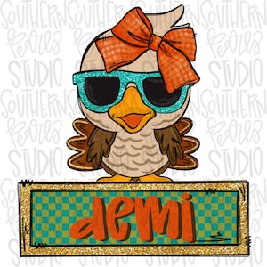 Puede incluir: Un búho de dibujos animados con gafas de sol y un lazo naranja, con un cartel que dice "demi" en letras naranjas sobre un fondo a cuadros verde y dorado.