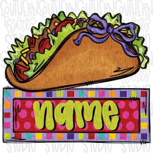 Op de afbeelding: Een cartoon illustratie van een taco met sla, tomaten en andere vullingen, bekroond met een paarse strik. Onder de taco staat een rechthoekig bord met het woord "name" in groene letters op een rode stippelachtergrond.
