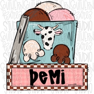 Puede incluir: Un recipiente de helado azul y blanco con una cara de vaca en la parte delantera. El recipiente está lleno de tres bolas de helado: vainilla, chocolate y fresa. El recipiente está sentado en un letrero a cuadros que dice "beMi".