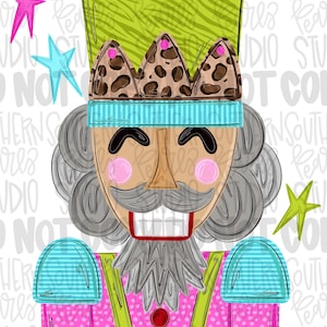 Puede incluir: Una ilustración de cascanueces con un sombrero verde lima, una corona con estampado de leopardo y una banda de rayas azul claro. La figura tiene cabello y barba grises, mejillas rosadas y una chaqueta rosa con botones rojos, con estrellas.