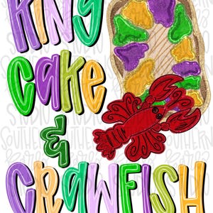 Może przedstawiać: Projekt graficzny z napisem KING CAKE & CRAWFISH w fioletowych, zielonych i pomarańczowych obrysowanych literach. Obok tekstu znajduje się okrągłe ciasto królewskie z fioletowym, zielonym i żółtym lukrem oraz ilustracja czerwonego raka.