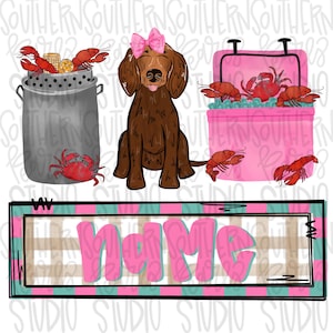 Op de afbeelding: Een digitale illustratie met een bruine hond met een roze strik, een grijze metalen pan gevuld met rode kreeften, maïs en een krab, en een roze koelbox met rode krabben en kreeften. Daaronder een rechthoekig bord met het woord name in roze letters.