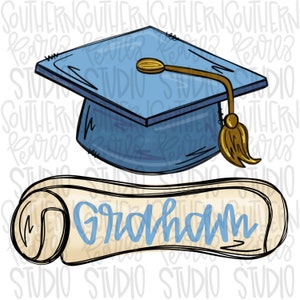 Puede incluir: Un gorro de graduación azul con borla dorada y un rollo con el nombre "Graham" escrito en azul.