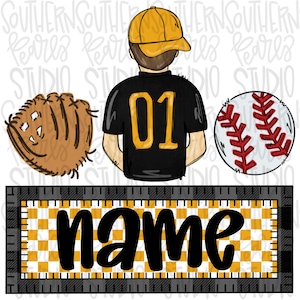 Può includere: Illustrazione digitale a tema baseball. Include un giocatore di baseball con una maglia nera con il numero 01, una palla da baseball, un guanto da baseball e uno striscione con la scritta "name". La combinazione di colori è nero, giallo e bianco.