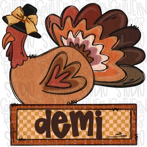 Puede incluir: Un pavo de Acción de Gracias con un cuerpo estampado en marrón, naranja y rojo y un sombrero marrón con un lazo amarillo. El pavo está de pie sobre un letrero a cuadros marrón y naranja con la palabra "demi" escrita en letras marrones.