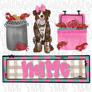 Op de afbeelding: Een digitale illustratie met een bruin-witte hond met een roze strik, een grijze metalen pan met maïs en rode kreeften, een roze koelbox met rode krabben en kreeften, en een rechthoekig bord met het woord name in roze letters.