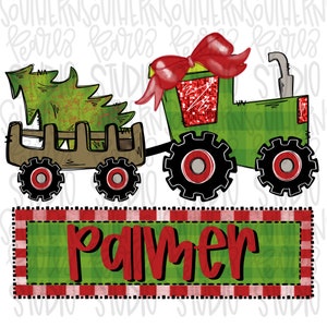 Puede incluir: Un tractor verde con un lazo rojo y un remolque que lleva un árbol de Navidad verde. Debajo del tractor hay un letrero rectangular con un borde de cuadros rojos y blancos que contiene el nombre Palmer en letras rojas sobre fondo verde.