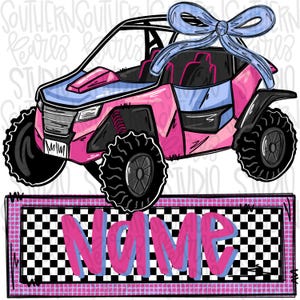 Op de afbeelding: Een roze en blauwe off-road voertuig illustratie met grote zwarte banden en een blauwe strik bovenop. Daaronder een rechthoekig frame met een zwart-wit geblokt patroon en het woord "NAME" in roze en blauw.