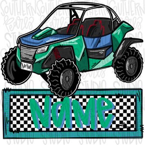 Op de afbeelding: Een digitaal getekend offroad-voertuig in groen- en blauwtinten, met zwarte banden en accenten. Het voertuig heeft rode stoeldetails en een rolkooi. Daaronder staat een rechthoekig bord met een dambordpatroon en het woord "NAME" in groen en blauw.