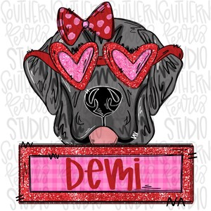 Può includere: Un'illustrazione di un cane nero che indossa occhiali glitterati rossi a forma di cuore e un fiocco rosso a pois sulla testa. Sotto il cane c'è una cornice rettangolare glitterata rossa con uno sfondo a quadri rosa e il nome Demi in rosso.