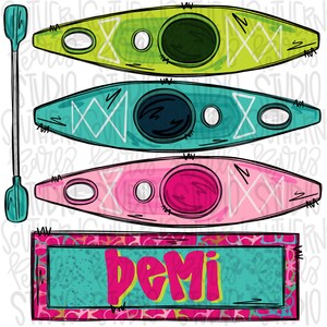 Könnte beinhalten: Drei bunte Kajaks mit Paddeln, übereinander gestapelt. Die Kajaks sind grün, blau und rosa. Das oberste Kajak hat das Wort "demi" darauf geschrieben.