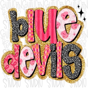 Peut inclure: Un fond doré pailleté avec les mots "blue devils" en lettres noires, roses et orange. Les lettres sont décorées de motifs variés, notamment des rayures, des pois et des carreaux.