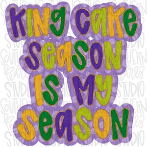 Może przedstawiać: Projekt graficzny z napisem KING CAKE SEASON IS MY SEASON pogrubioną, zaokrągloną czcionką. Litery zmieniają kolory między fioletowym, żółtym i zielonym, umieszczone na jasnofioletowym tle z subtelnym wzorem w kropki.