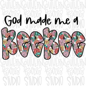Op de afbeelding: Een grafisch ontwerp met de zwarte tekst God made me a gevolgd door het woord KEEBEE in grote, dikke letters in bubbelstijl. De letters zijn gevuld met een kleurrijk bloemenpatroon van roze, rode, gele en turquoise bloemen en groene bladeren.