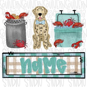 Op de afbeelding: Een digitale illustratie met een gouden hond met een lichtblauwe vlinderdas, een grijze metalen pan gevuld met rode rivierkreeften, maïs en citroen, een turquoise koelbox met rode krabben en rivierkreeften, en een bord met het woord name.