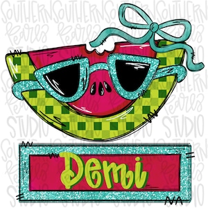 Puede incluir: Una rebanada de sandía a cuadros verdes y amarillos con un bocado sacado. La sandía lleva gafas de sol azules y un lazo azul. El texto "Demi" está escrito en una pancarta roja y verde.