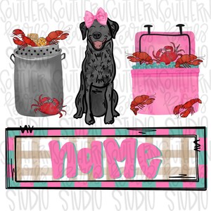 Op de afbeelding: Een digitale illustratie met een zwarte hond met een roze strik, een grijze metalen pan gevuld met rivierkreeftjes, maïs en citroen, een roze koelbox met rode krabben en rivierkreeftjes, en een rechthoekig bord met ruitpatroon en het woord name.