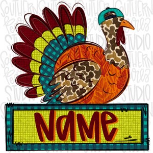 Puede incluir: Ilustración de un pavo de dibujos animados con una gorra de béisbol turquesa y un cuerpo estampado. El pavo tiene un patrón de camuflaje marrón y blanco en el cuello y el pecho. Las plumas de la cola son rojas, amarillas y turquesas. Un letrero rectangular en la parte inferior dice "NAME" en rojo.