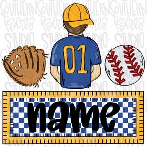 Può includere: Illustrazione a tema baseball. Un ragazzo con una maglia blu con il numero 01 e un berretto giallo è mostrato da dietro. Sono inclusi anche una palla da baseball, un guanto da baseball e un'etichetta con la parola "name".