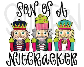 Op de afbeelding: Een grafische illustratie met drie notenkrakerfiguren in kleurrijke uniformen en kronen, geplaatst tussen de zwarte tekst "SON OF A" bovenaan en "NUTCRACKER" onderaan. De notenkrakers hebben gevarieerde haar-, baard- en hoedstijlen.