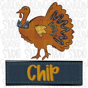 Puede incluir: Una ilustración de dibujos animados de un pavo marrón con una pajarita azul y un patrón de cuadros en la espalda. El pavo está de pie sobre un fondo blanco con la palabra "Chip" escrita en amarillo en una pancarta azul.