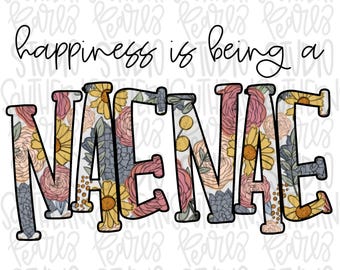 Könnte beinhalten: Ein Grafikdesign mit dem schwarzen Text 'happiness is being a' über dem großen, fettgedruckten Wort 'NAENAE'. Die Buchstaben von 'NAENAE' sind mit einem Blumenmuster aus gelben Sonnenblumen, rosa Rosen und blaugrauen Blättern gefüllt.