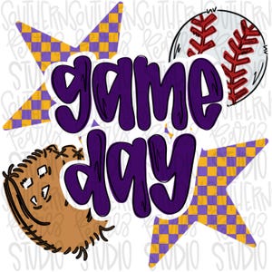 Puede incluir: Estrellas a cuadros amarillas y moradas con las palabras "game day" en morado. También se incluye un balón de béisbol y un guante de béisbol marrón en el diseño.