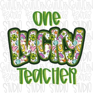 Puede incluir: Gráfico verde y blanco con el texto "one lucky teacher" en un patrón verde, blanco y amarillo. El texto está rodeado de tréboles, arcoíris y herraduras.