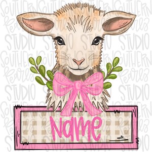 Op de afbeelding: Een aquarel-illustratie van een schattig lammetje met een roze strik en groene bladeren. Het lammetje kijkt de kijker aan met een lieve uitdrukking. De afbeelding bevat een roze-wit geblokt bord met het woord "NAME" in roze letters.