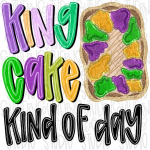 Może przedstawiać: Projekt graficzny z napisem KING CAKE KIND OF DAY w fioletowych, zielonych i pomarańczowych literach bąbelkowych. Po prawej stronie znajduje się ilustracja kawałka ciasta królewskiego z brązową skórką i fioletowo-zielono-żółtą polewą.