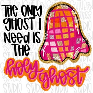 Op de afbeelding: Een grafisch ontwerp met de zwarte tekst THE ONLY GHOST I NEED IS THE, een roze en oranje geruite spookvorm met een gouden glitteromtrek, en de woorden holy ghost in roze cursief schrift met een oranje omtrek op een witte achtergrond.