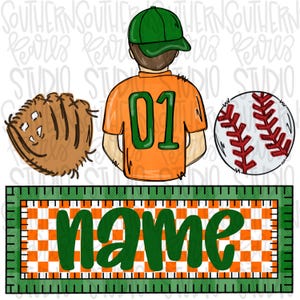 Può includere: Un'immagine digitale di clipart di un giocatore di baseball che indossa una divisa verde e arancione con il numero 01 sul retro. Il giocatore indossa un berretto da baseball verde. L'immagine include anche una palla da baseball, un guanto da baseball e uno stendardo a scacchi verde e arancione con la parola "name" in verde.