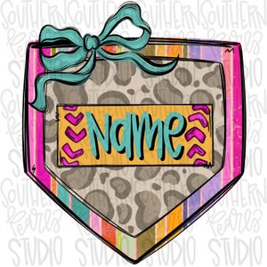 Op de afbeelding: Een kleurrijk, schildvormig ontwerp met een blauwgroene strik aan de bovenkant. Het ontwerp heeft een luipaardprint achtergrond, een gele rechthoek met het woord "Name" in blauwgroen en roze en oranje accenten. Het algemene thema is een gepersonaliseerd item.