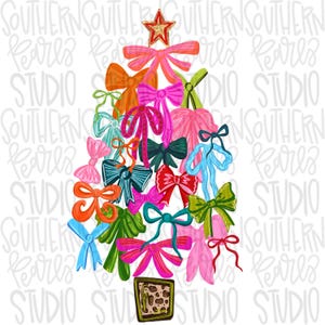 Pode incluir: Uma ilustração digital em forma de árvore de Natal composta por vários laços coloridos em tons de rosa, laranja, verde, azul e vermelho. Uma estrela dourada está no topo e uma base retangular com estampa de leopardo castanha na base.