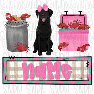 Op de afbeelding: Een digitale illustratie met een zwarte hond met een roze strik, een grijze metalen pan gevuld met rode kreeften, maïs en citroen, een roze koelbox met rode krabben en kreeften, en een rechthoekig bord met het woord name in roze letters.