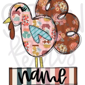 Puede incluir: Un pavo de Acción de Gracias con un patrón floral rosa y marrón y una pancarta a rayas con la palabra "nombre" en ella.