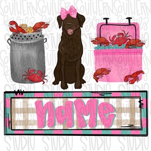 Op de afbeelding: Een digitale illustratie met een bruine Labrador-hond met een roze strik, een grijze metalen pan gevuld met rode kreeften en maïs, een roze koelbox met rode krabben en kreeften, en een rechthoekig bord met het woord name in roze letters.