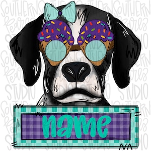 Op de afbeelding: Een digitale illustratie van een zwart-witte hond met een paarse cupcake-bril met kleurrijke hagelslag en een lichtblauwe strik op het hoofd. Onder de hond staat een rechthoekig bord met een paars ruitpatroon en het woord name in het groenblauw.