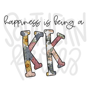 以下が含まれることがあります： 花柄の文字「KK」の上に「happiness is being a」というテキストがあります。