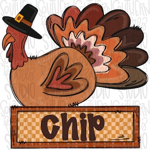Puede incluir: Un pavo de dibujos animados con un cuerpo marrón, plumas rojas y naranjas y un sombrero de peregrino negro. El pavo está de pie sobre un letrero a cuadros marrón y naranja con la palabra "Chip" escrita en letras marrones.