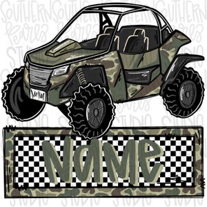 Op de afbeelding: Een illustratie van een terreinwagen met camouflagepatroon en grote zwarte banden. Onder het voertuig staat een rechthoekig bord met het woord "NAME" in groene letters, tegen een zwart-witte geruite achtergrond.