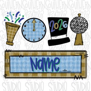 Może przedstawiać: Cyfrowa ilustracja z motywami sylwestrowymi. Zawiera zegar, cylinder z napisem "2026", trąbkę imprezową i kulę dekoracyjną. Obecny jest również prostokątny znak z napisem "Name" w kolorze niebieskim i zielonym.