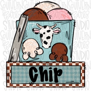 Puede incluir: Un recipiente de helado azul y blanco con una cara de vaca y la palabra "Chip" en un letrero a cuadros. El recipiente está lleno de bolas de helado de vainilla, chocolate y fresa.