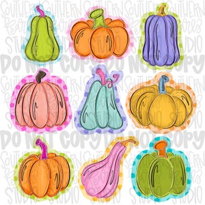 Puede incluir: Una colección de nueve ilustraciones de calabazas y calabacines de diversas formas y colores, incluyendo verde, naranja, morado, rosa y amarillo. Cada vegetal presenta un tallo distintivo y se sitúa sobre un fondo único con patrones coloridos.